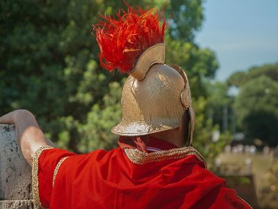 Soldado romano mirando al horizonte